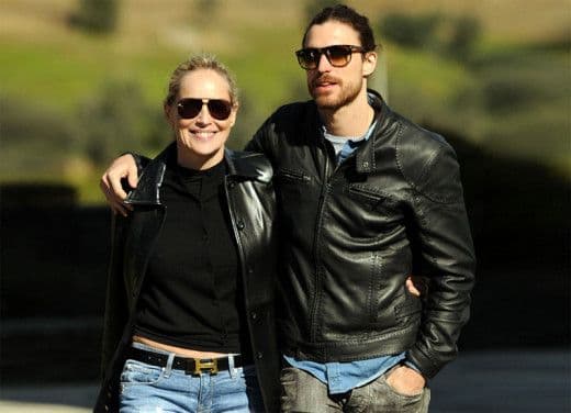 FOTO: Šeron Stoun (56) sa upola mlađim momkom FOTO: Šeron Stoun (56) sa upola mlađim momkom