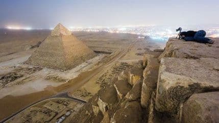 Ruski turisti se neopaženo popeli na vrh piramide kako bi snimili pogled na Kairo Ruski turisti se neopaženo popeli na vrh piramide kako bi snimili pogled na Kairo