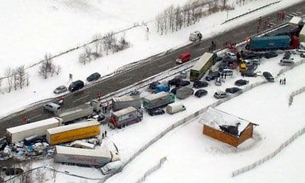 Oko 100 vozila učestvovalo u lančanom sudaru Oko 100 vozila učestvovalo u lančanom sudaru