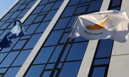 Kipar će ograničiti oznošenje novca iz zemlje na 3.000 eura Kipar će ograničiti oznošenje novca iz zemlje na 3.000 eura