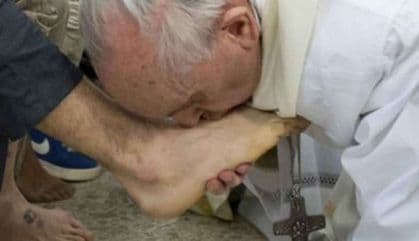 Papa oprao noge maloljetnim zatvorenicima Papa oprao noge maloljetnim zatvorenicima