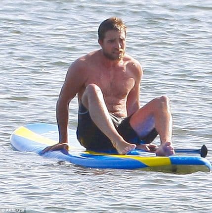 Robert Patinson obožava da surfuje Robert Patinson obožava da surfuje