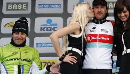 VIDEO: Biciklista na podijumu opipao stražnjicu hostese! VIDEO: Biciklista na podijumu opipao stražnjicu hostese!