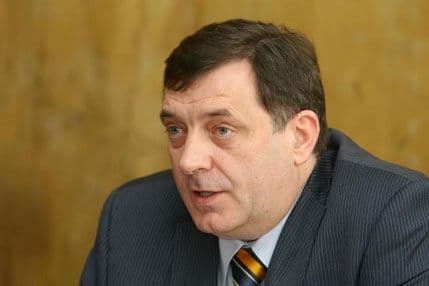 Dodik najavio da će država preuzeti snadbjevača KAP-a glinicom Dodik najavio da će država preuzeti snadbjevača KAP-a glinicom