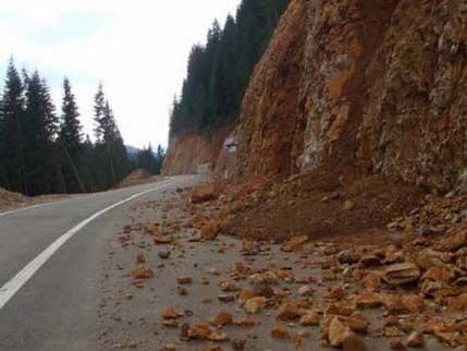 Put Nikšić – Plužine – Foča: Gromade vrebaju u krivinama Put Nikšić – Plužine – Foča: Gromade vrebaju u krivinama