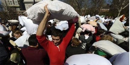 Tri hiljade ljudi tuklo se jastucima u Njujorku Tri hiljade ljudi tuklo se jastucima u Njujorku