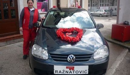 Poklonio radnici novu „peticu“ za 20 godina vjernosti firmi Poklonio radnici novu „peticu“ za 20 godina vjernosti firmi