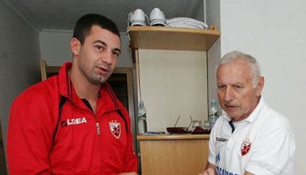 Jovanović razbio i staklo na kolima košarkaša Crvene Zvezde Jovanović razbio i staklo na kolima košarkaša Crvene Zvezde