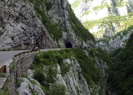 Izvučeno tijelo muškarca iz kanjona Morače Izvučeno tijelo muškarca iz kanjona Morače