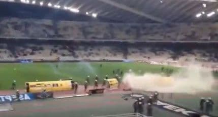 VIDEO: Navijači AEK-a jurili igrače! VIDEO: Navijači AEK-a jurili igrače!