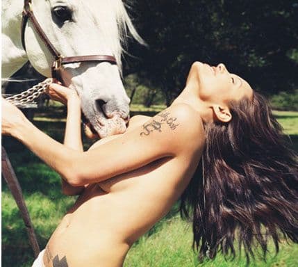 Konj na grudima Anđeline Džoli Konj na grudima Anđeline Džoli