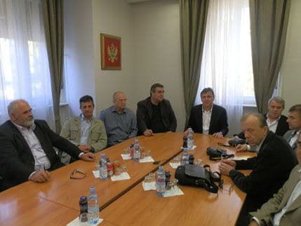 Potpisan sporazum o izmirenju toplog obroka i regresa za 2010. godinu Potpisan sporazum o izmirenju toplog obroka i regresa za 2010. godinu