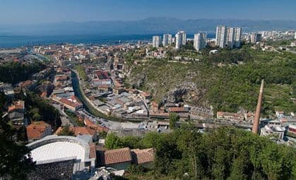 Na konzulat Srbije u Rijeci bačena boca sa zapaljivom materijom Na konzulat Srbije u Rijeci bačena boca sa zapaljivom materijom