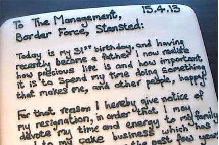 Dao otkaz porukom ispisanom na torti Dao otkaz porukom ispisanom na torti