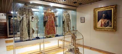 Poslije više od dvadeset godina stručnjaci Narodnog muzeja danas će ući u riznicu Cetinjskog manastira Poslije više od dvadeset godina stručnjaci Narodnog muzeja danas će ući u riznicu Cetinjskog manastira