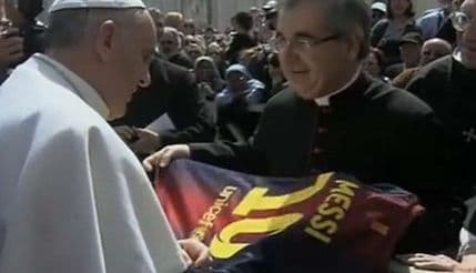 VIDEO: Mesi poklonio dres Papi VIDEO: Mesi poklonio dres Papi