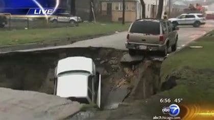 Čikago: Džinovska rupa na cesti progutala tri auta Čikago: Džinovska rupa na cesti progutala tri auta
