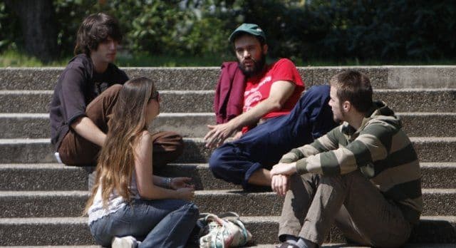 Muškarci izbjegavaju aferu s djevojkom prijatelja Muškarci izbjegavaju aferu s djevojkom prijatelja