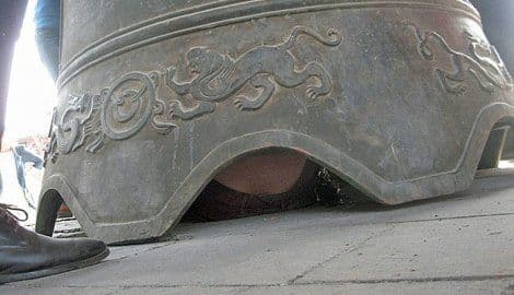 VIDEO: Turista ostao zarobljen ispod zvona od dvije tone VIDEO: Turista ostao zarobljen ispod zvona od dvije tone