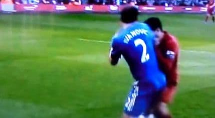 VIDEO: Suares kao Tajson, ugrizao Ivanovića! VIDEO: Suares kao Tajson, ugrizao Ivanovića!