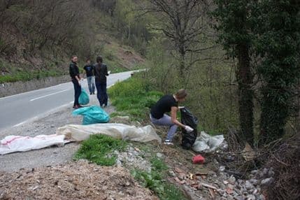 NVO iz Bijelog Polja čistila deponije pored puta Ribarevine- Zaton NVO iz Bijelog Polja čistila deponije pored puta Ribarevine- Zaton