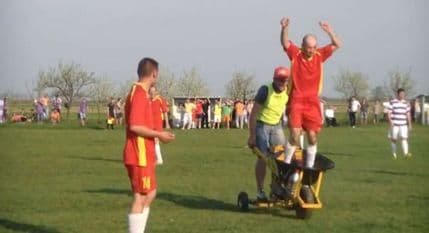 VIDEO: Motorizovanim kolicima po povrijeđenog igrača! VIDEO: Motorizovanim kolicima po povrijeđenog igrača!