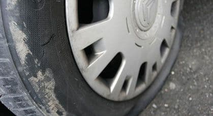 Bušio gume na autima žena da bi se sa njima upoznao Bušio gume na autima žena da bi se sa njima upoznao