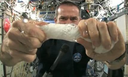 VIDEO: Šta se dešava kada iscijedite krpu u svemiru VIDEO: Šta se dešava kada iscijedite krpu u svemiru