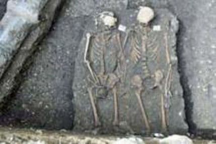 Zajedno i u smrti: Rumunski Romeo i Julija sahranjeni držeći se za ruke Zajedno i u smrti: Rumunski Romeo i Julija sahranjeni držeći se za ruke