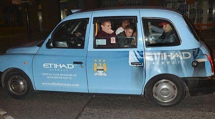 Vidić i Ferdinand u taksiju sa obilježjima Mančester Sitija! Vidić i Ferdinand u taksiju sa obilježjima Mančester Sitija!