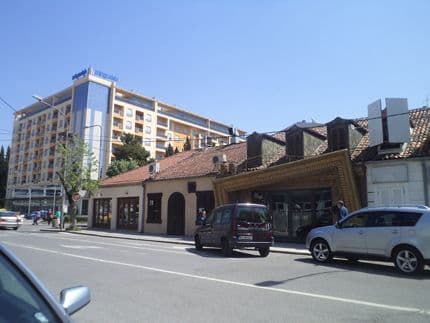 Na mjestu gdje su picerija “Ćošak”, “Pub 111” i “Kamelot” u junu počinje gradnja višespratnice Na mjestu gdje su picerija “Ćošak”, “Pub 111” i “Kamelot” u junu počinje gradnja višespratnice