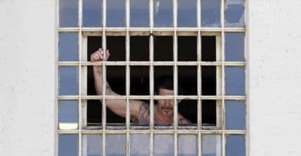 Četiri čuvarke zatvora trudne sa istim zatvorenikom Četiri čuvarke zatvora trudne sa istim zatvorenikom