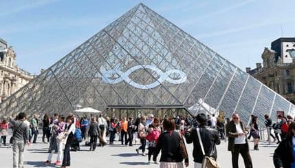 Antikapitalistički znak na piramidi Luvra Antikapitalistički znak na piramidi Luvra
