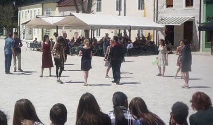 Cetinje: Performans "Poslušaj me-odigraću ti" u Njegoševoj ulici Cetinje: Performans "Poslušaj me-odigraću ti" u Njegoševoj ulici