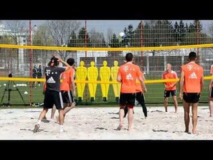 VIDEO: Fudbaleri Bajerna igraju odbojku na pijesku VIDEO: Fudbaleri Bajerna igraju odbojku na pijesku