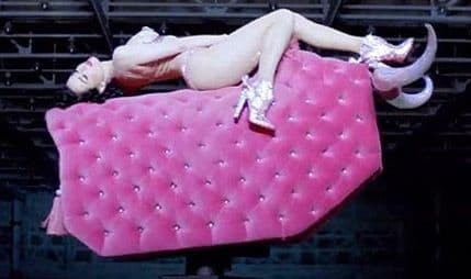 Za svakog po nešto: Dita fon Tiz u bizarnom spotu grupe „30 Seconds to Mars“ Za svakog po nešto: Dita fon Tiz u bizarnom spotu grupe „30 Seconds to Mars“