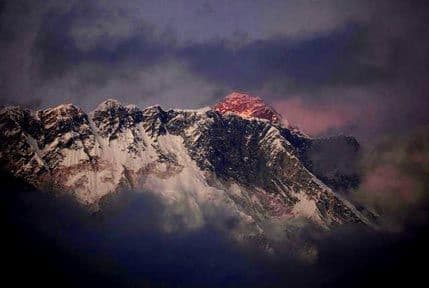 Tuča planinara na usponu ka Everestu Tuča planinara na usponu ka Everestu