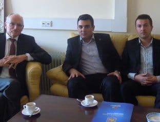 Mladi DF-a sa ambasadorom Fišerom Mladi DF-a sa ambasadorom Fišerom