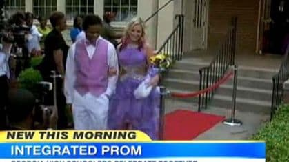 Pogledajte: Crnci i bijelci prvi put zajedno na maturskoj večeri Pogledajte: Crnci i bijelci prvi put zajedno na maturskoj večeri