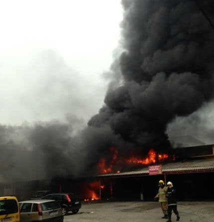 PODGORICA: Mladić zapalio auto, u požaru izgorio auto-servis PODGORICA: Mladić zapalio auto, u požaru izgorio auto-servis