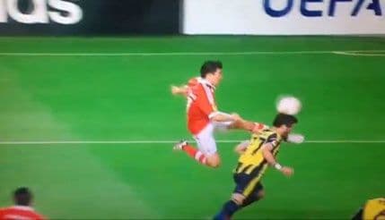 VIDEO: Umjesto lopte šutnuo glavu rivala VIDEO: Umjesto lopte šutnuo glavu rivala