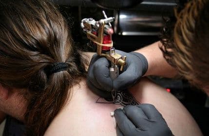 Tetoviraju logo firme u kojoj rade zarad povišice Tetoviraju logo firme u kojoj rade zarad povišice