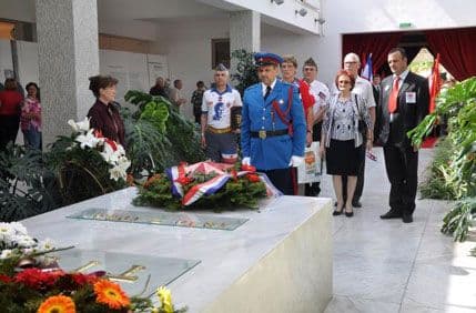 Stotine ljudi na Titovom grobu Stotine ljudi na Titovom grobu