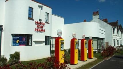 Napuštena benzinska pumpa iz 1930. pretvorena u stambenu zgradu Napuštena benzinska pumpa iz 1930. pretvorena u stambenu zgradu