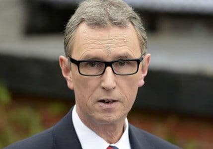 Visoki britanski funkcioner optužen za silovanje dva mladića Visoki britanski funkcioner optužen za silovanje dva mladića