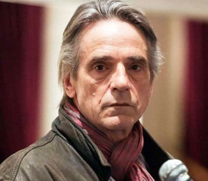 Džeremi Ajrons izgubio ulogu zbog svojih agresivnih kučića Džeremi Ajrons izgubio ulogu zbog svojih agresivnih kučića