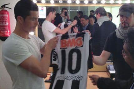 Ronaldo za poklon dobio dres od Ronaldinja Ronaldo za poklon dobio dres od Ronaldinja