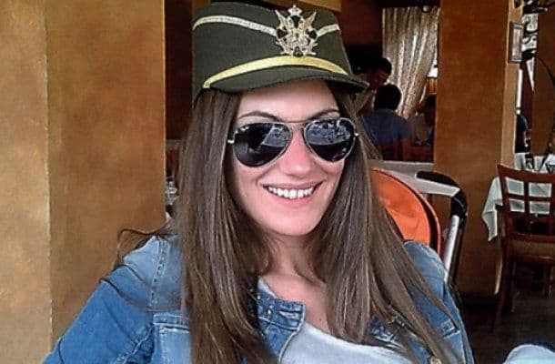 Srpska poslanica se slikala sa četničkom kokardom Srpska poslanica se slikala sa četničkom kokardom