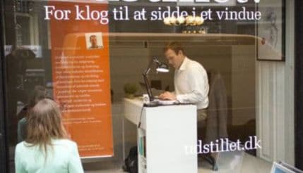 Danci koji traže posao izlažu sebe u izlozima Danci koji traže posao izlažu sebe u izlozima