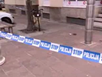 Djevojka skočila sa balkona u Karađorđevoj, u životnoj je opasnosti Djevojka skočila sa balkona u Karađorđevoj, u životnoj je opasnosti